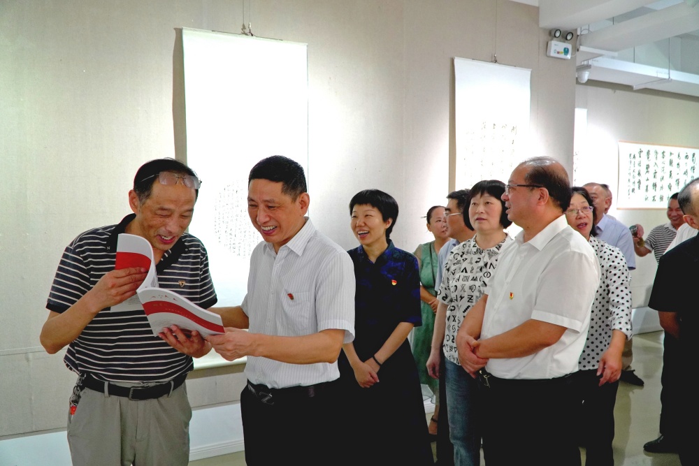 /uploads/image/2024/09/24/9f20f50ef4ae22cc0d1bf71c95f9d711.jpg 潘主席出席畫展.jpg
