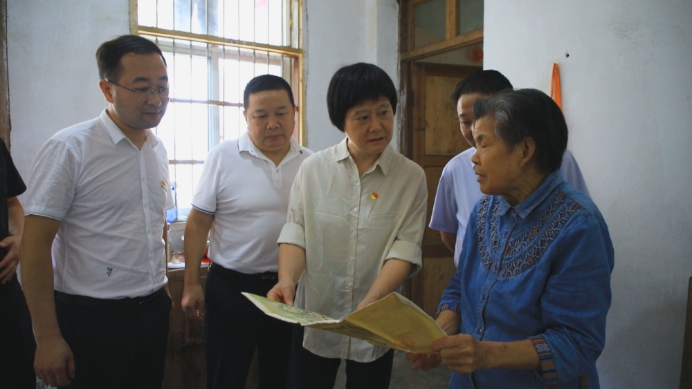 圖為黨員干部們在烈士遺屬家中開展慰問活動_副本.jpg
