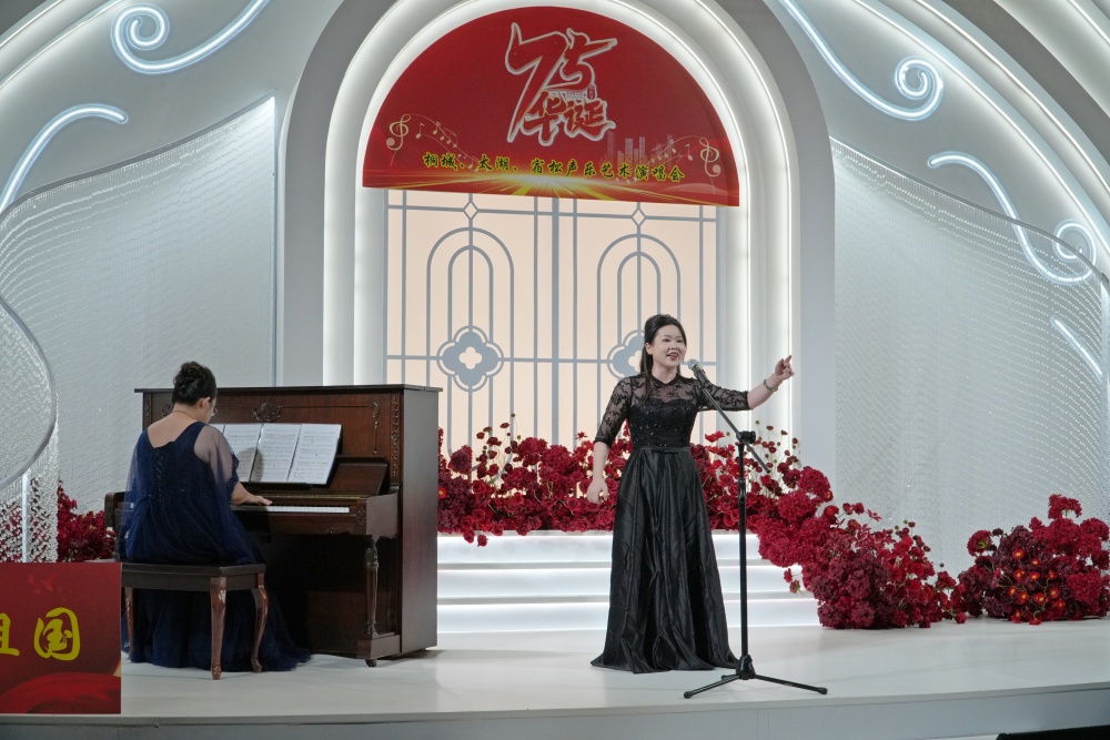 聲樂藝術(shù)演唱會獻(xiàn)禮國慶75周年2_副本.jpg