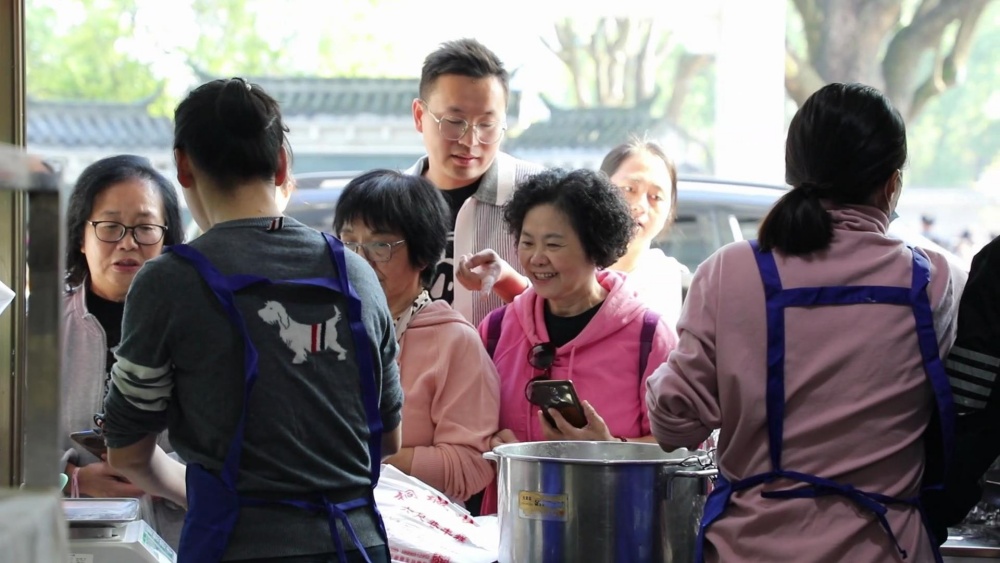 六尺巷成熱門景點，周邊特色小吃店同樣火爆.jpg