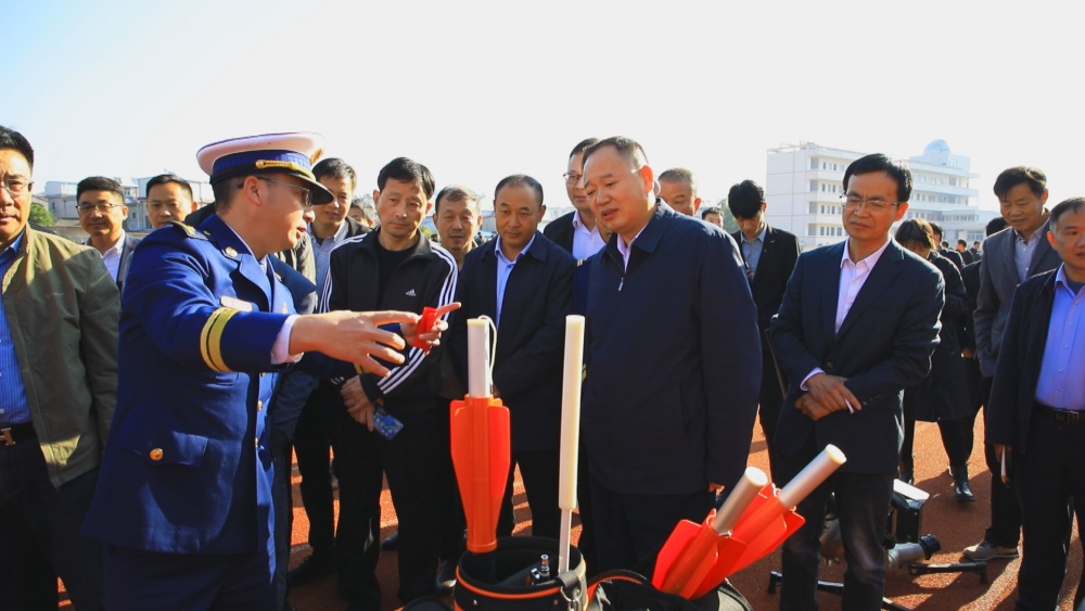 圖為市委常委、常務(wù)副市長章友厚在消防設(shè)備展示演示區(qū)參觀.jpg