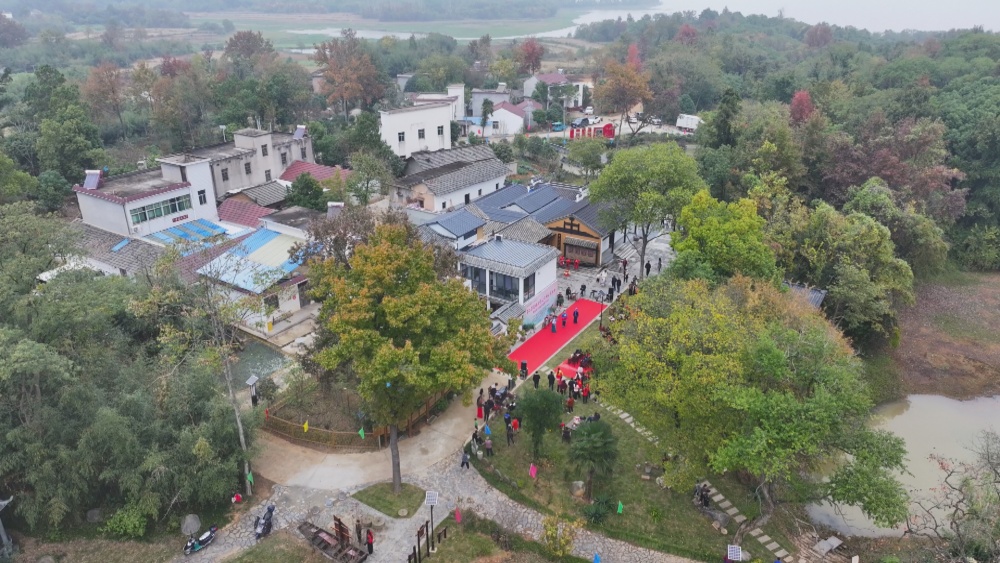 圖為裁襟勵子母教館所在地嬉子湖鎮(zhèn)珠檀村一角.jpg