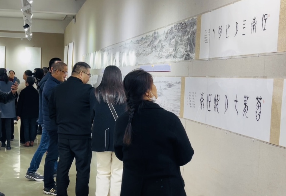 /uploads/image/2024/11/28/6a58c357187b2de4785bfbe9db712a05.jpg 圖為書畫展現(xiàn)場(chǎng)3.jpg
