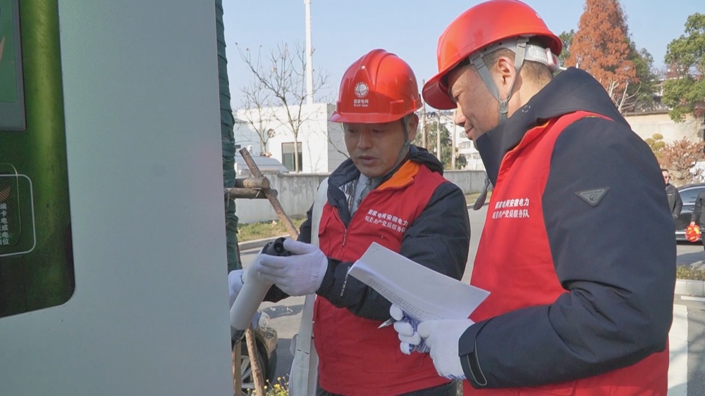 圖為工作人員在檢查充電設備.jpg
