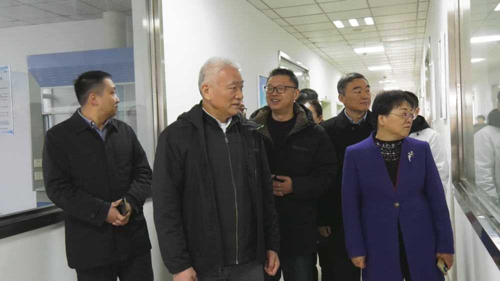 圖為調(diào)研組一行在國(guó)家高分子材料質(zhì)量檢驗(yàn)檢測(cè)中心（安徽）調(diào)研1<div   id=