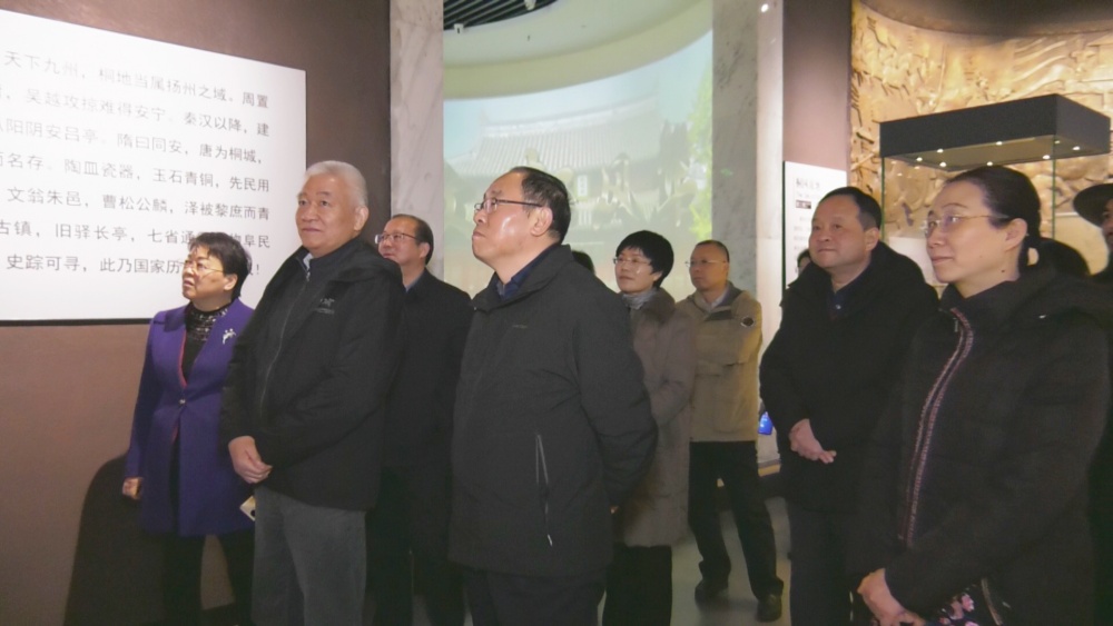 圖為調(diào)研組在安徽中國(guó)桐城文化博物館調(diào)研<div   id=
