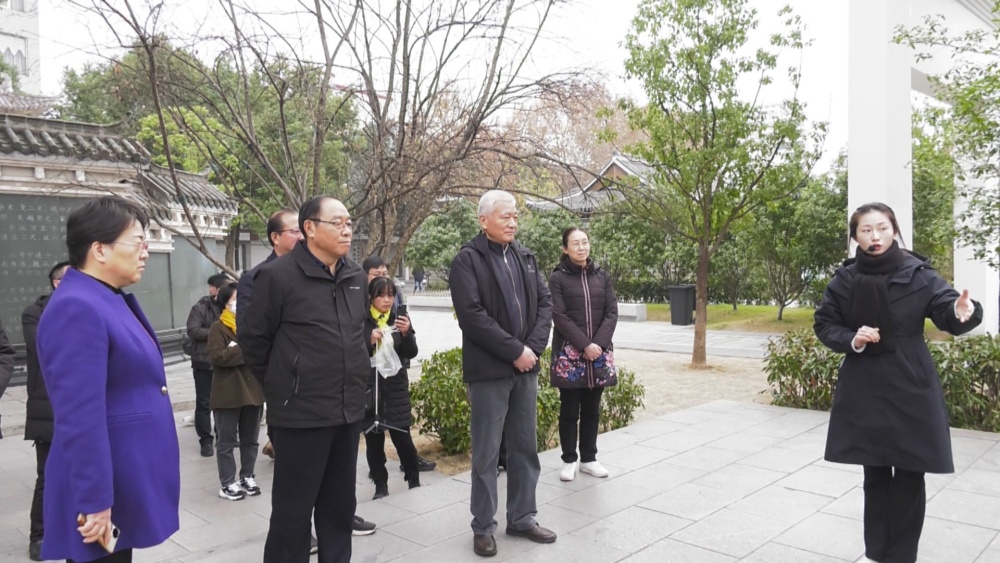 圖為調(diào)研組在桐城六尺巷調(diào)研。.jpg