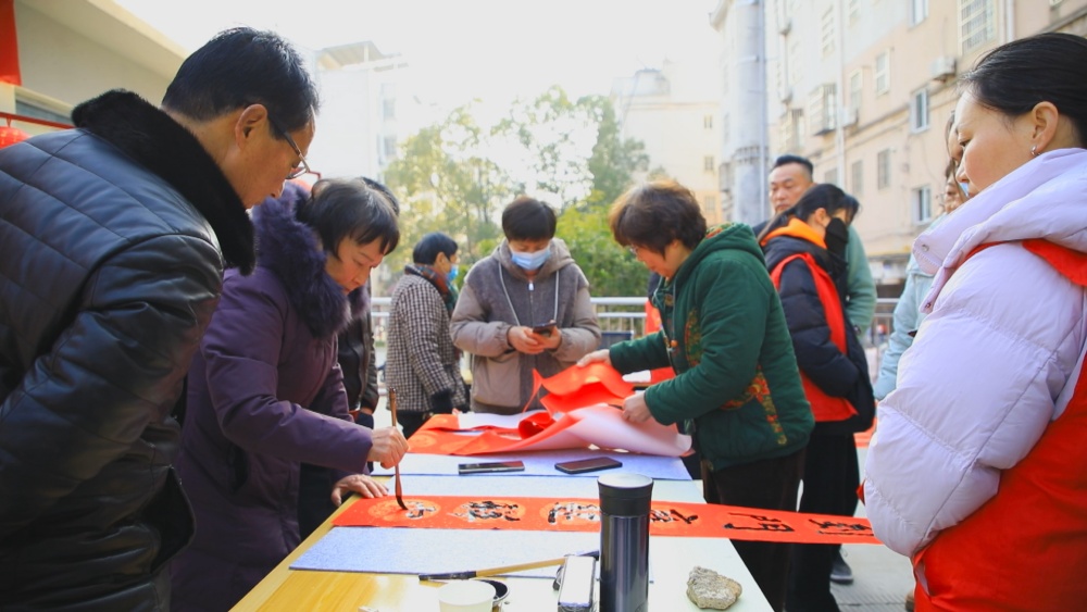 圖為龍眠街道南演社區(qū)寫春聯(lián)送祝福現(xiàn)場5.jpg