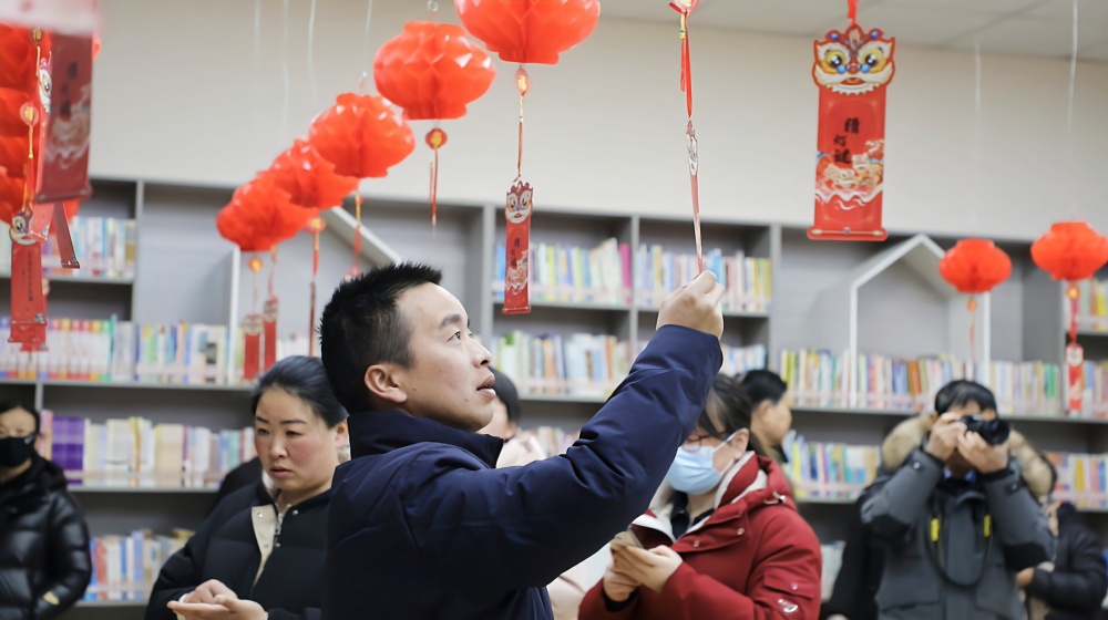 圖為猜燈謎現(xiàn)場1.jpg