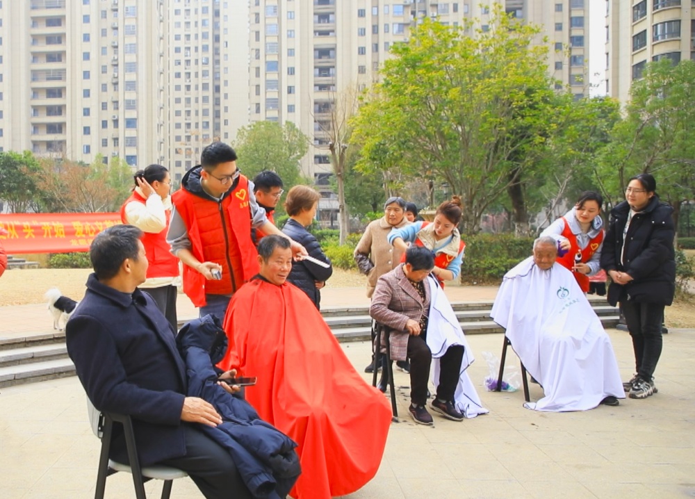 圖為學(xué)雷鋒義剪活動現(xiàn)場1.jpg