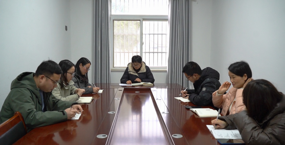 大石板村開(kāi)會(huì)部署.jpg