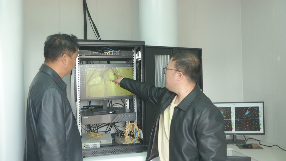 氣象局工作人員在X雷達機房查看設備運行情況.jpg