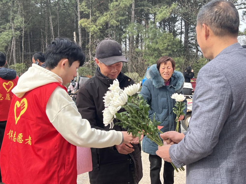 圖為志愿者向群眾發(fā)放倡議書(shū)，講解文明祭掃理念(1).png