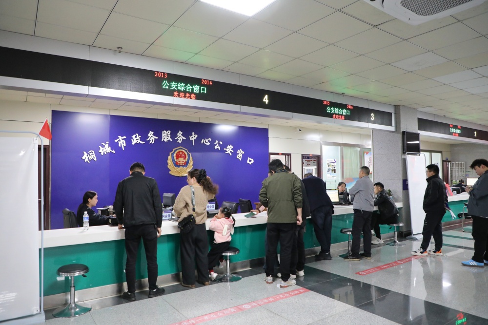 圖為群眾辦事現(xiàn)場(chǎng).JPG