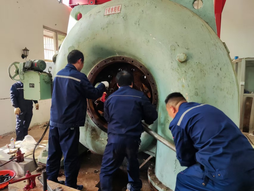 圖為水庫技術(shù)人員正在對電站進行檢修_副本.jpg