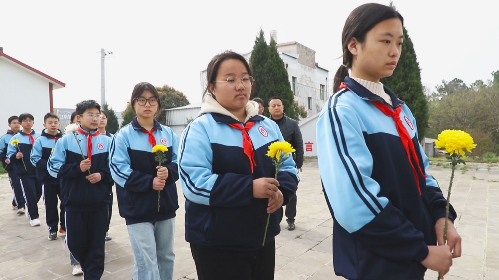 圖為參加活動的學(xué)生正在向革命烈士敬獻鮮花.jpg