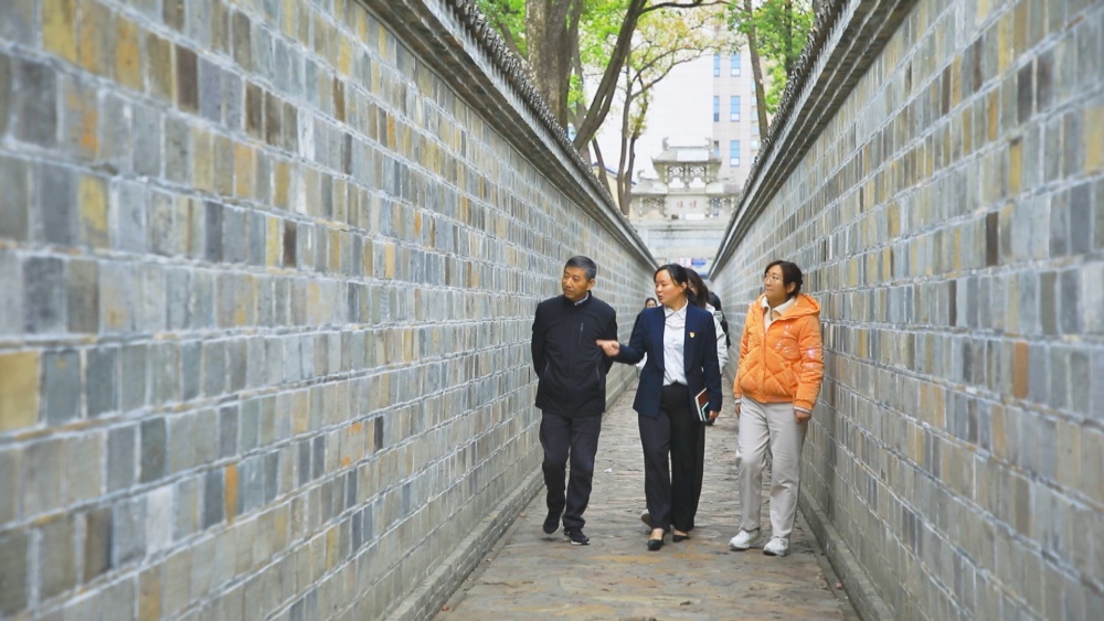 圖為喬麗娟（中）正在六尺巷中，借用六尺巷禮讓精神調解居民矛盾。.jpg
