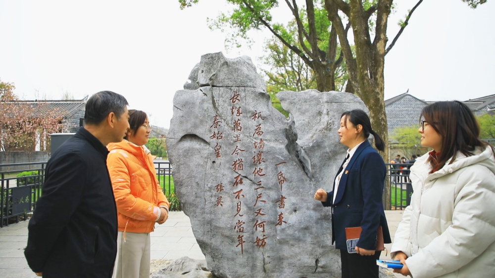 圖為喬麗娟（右二）正在讓墻詩太湖石前，借用六尺巷禮讓精神調解居民矛盾。.jpg
