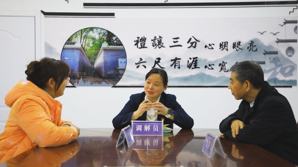圖為喬麗娟（中）正在調解居民糾紛.jpg