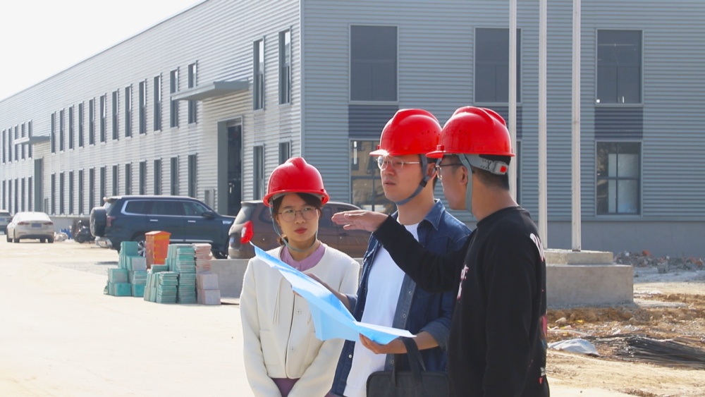 圖為范崗鎮(zhèn)工作人員正在企業(yè)走訪，幫助企業(yè)解決難題。.jpg