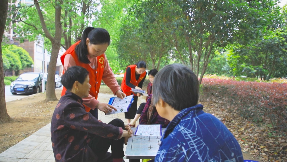 圖為工作人員正在為轄區(qū)老人宣傳國家安全知識(shí).jpg