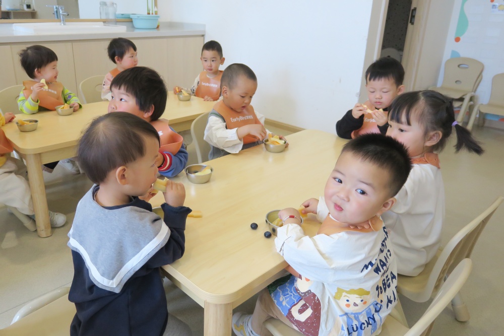 上午十點(diǎn)，小朋友們正在吃課間加餐的水果.jpg