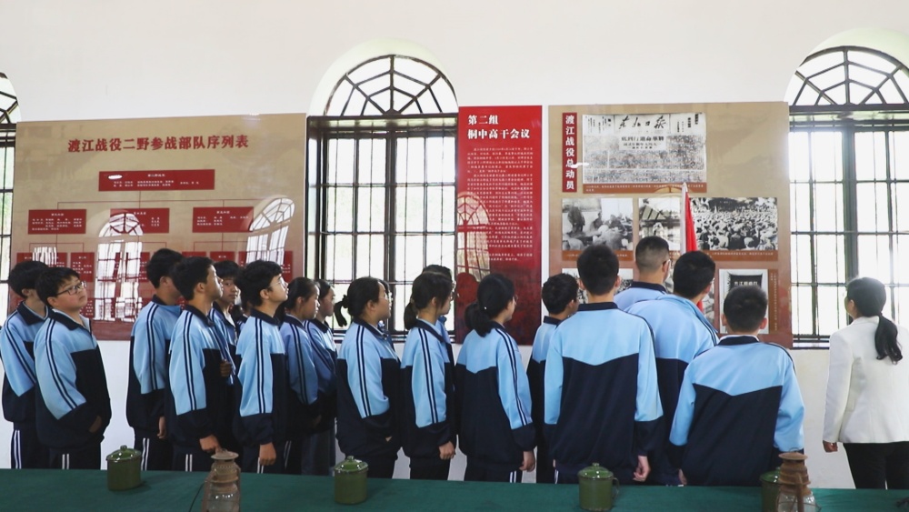 圖為學(xué)生們正在老師的帶領(lǐng)下參觀渡江戰(zhàn)役二野司令部舊址紀(jì)念館.jpg