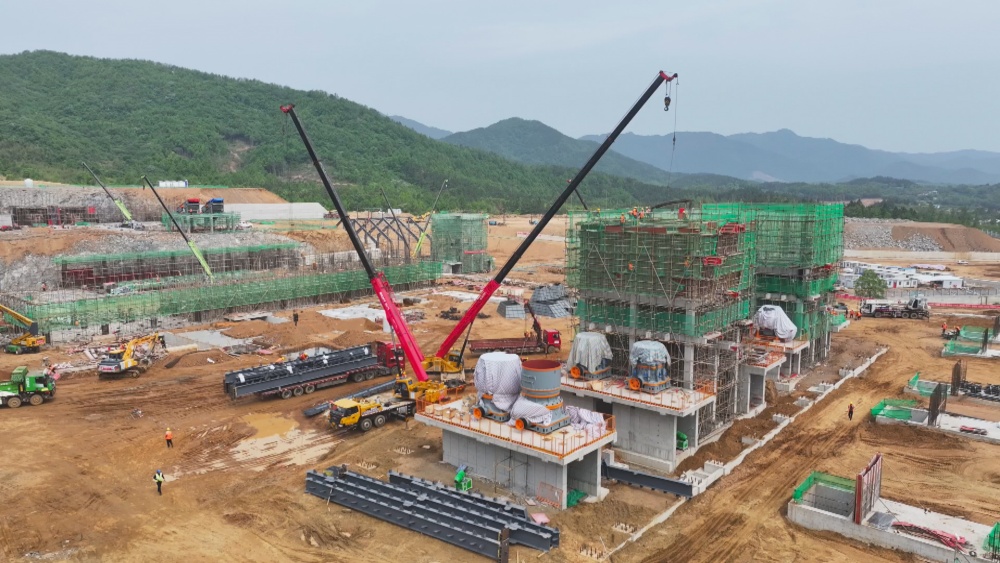 圖為桐城楓香嶺礦山項(xiàng)目建設(shè)現(xiàn)場(chǎng).jpg