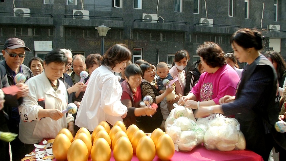 圖為 發(fā)放饅頭 砸金蛋現(xiàn)場(chǎng)2(1).jpg