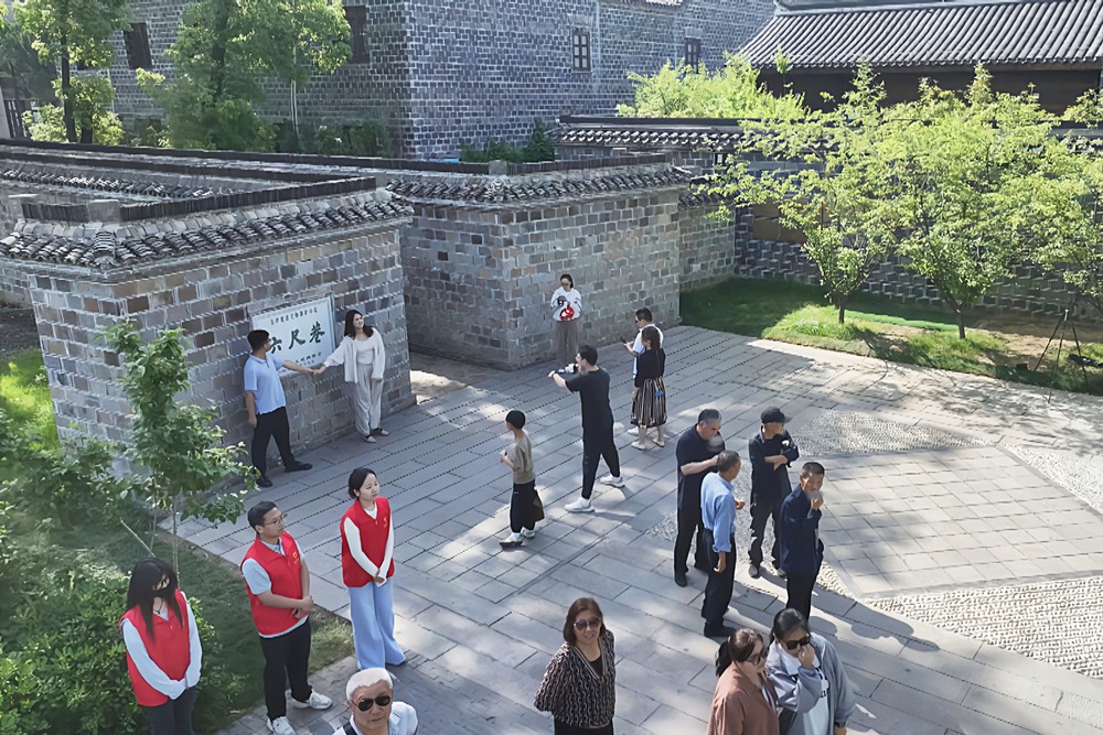 3、游客在六尺巷前打卡拍照_副本_副本.jpg