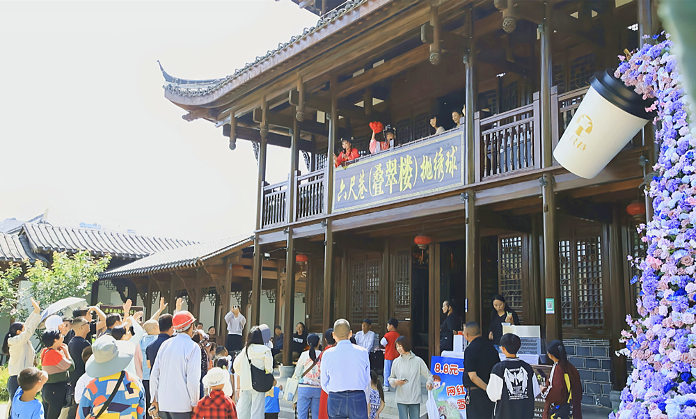 2、六尺巷文化街區(qū)新推出的拋繡球節(jié)目，吸引眾多游客拍照打卡。_副本.jpg