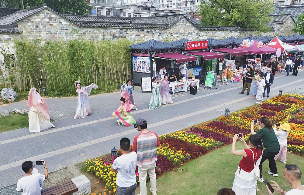 1、六尺巷文化街區(qū)新推出的漢服表演，吸引眾多游客拍照打卡。_副本.jpg