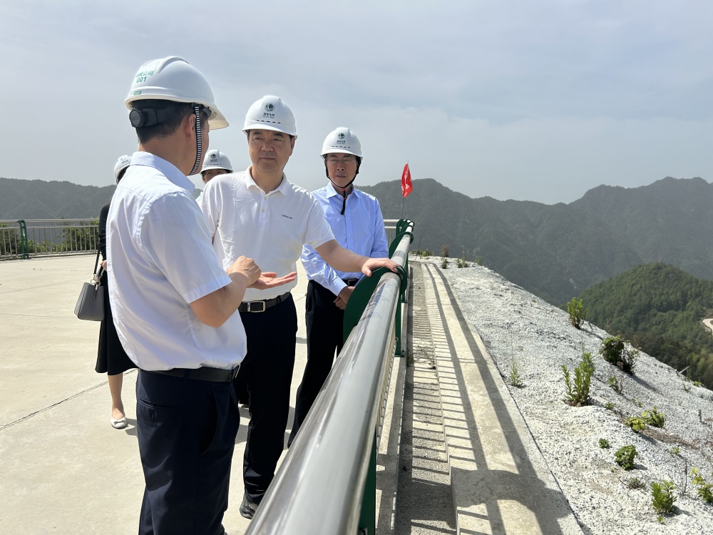 周東明在桐城抽水蓄能電站上水庫建設(shè)現(xiàn)場調(diào)研2.jpg