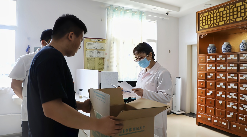 圖為基層衛(wèi)生院接收共享中藥房的快遞.jpg