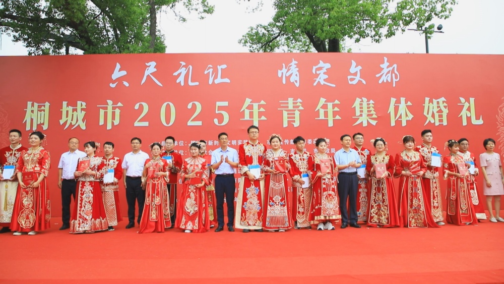 圖為參加活動(dòng)的領(lǐng)導(dǎo)向新人們贈(zèng)書后合影.jpg