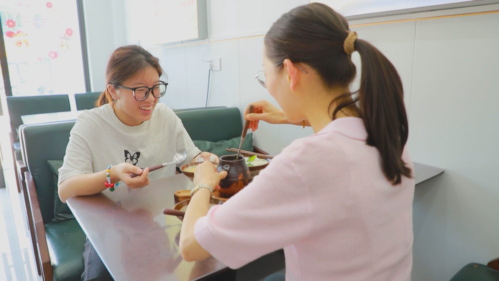 圖為顧客正在黃亞慧的栲佬尖雞湯館品嘗生態(tài)農(nóng)產(chǎn)品.jpg