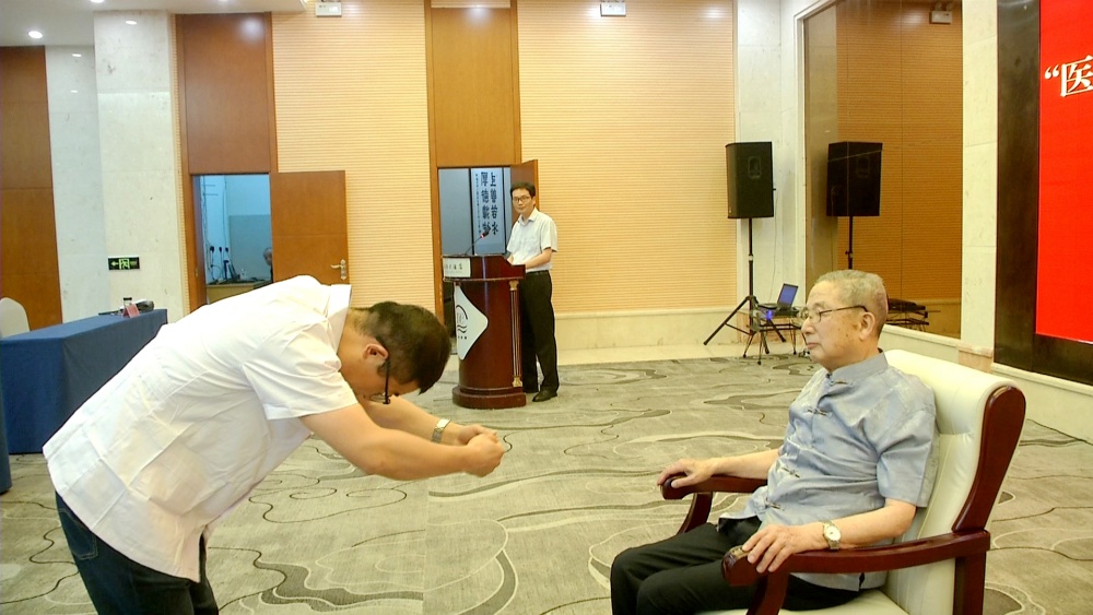 名醫(yī)傳幫帶活動(dòng) 行拜師禮(1).jpg
