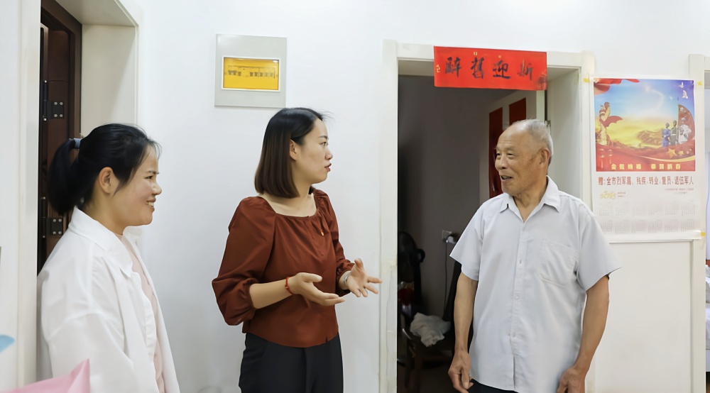 圖為東關(guān)社區(qū)上門走訪群眾.jpg