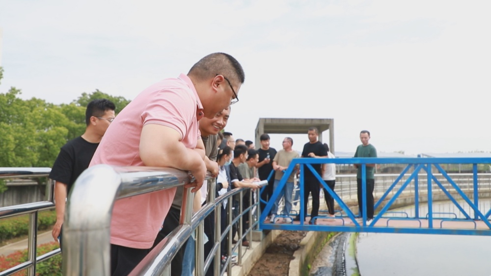 圖為公眾在市清源水務公司參觀污水處理過程.jpg