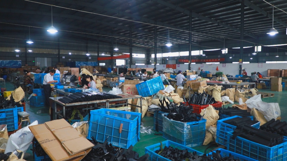 圖為桐城市貴吉戶外用品股份有限公司生產(chǎn)車間一角.jpg