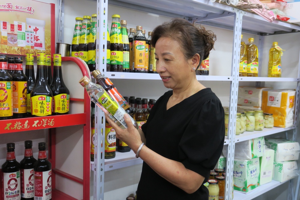 郭昌珍在挑選生活用品.JPG