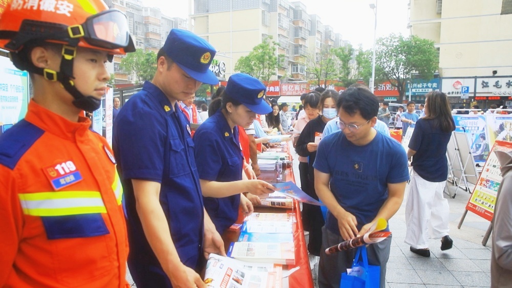 圖為活動現(xiàn)場各單位工作人員正在向過往市民發(fā)放安全生產(chǎn)宣傳單頁并介紹安全生產(chǎn)知識.jpg