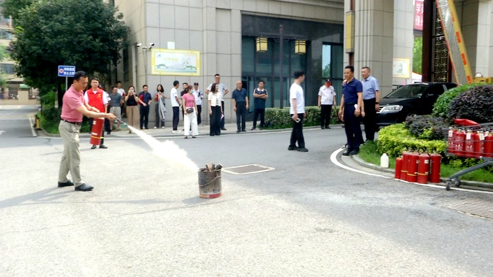 小區(qū)居民在使用滅火器(1).jpg