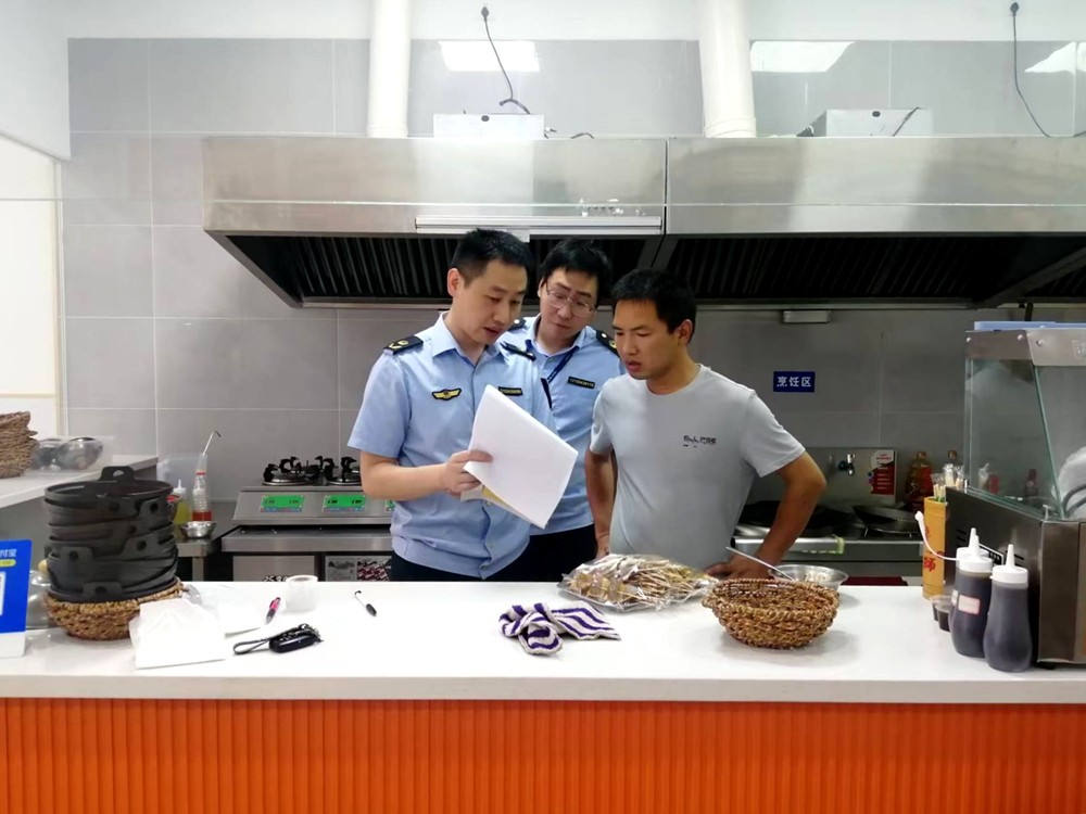執(zhí)法人員夜查餐飲店后廚現(xiàn)場_副本.jpg